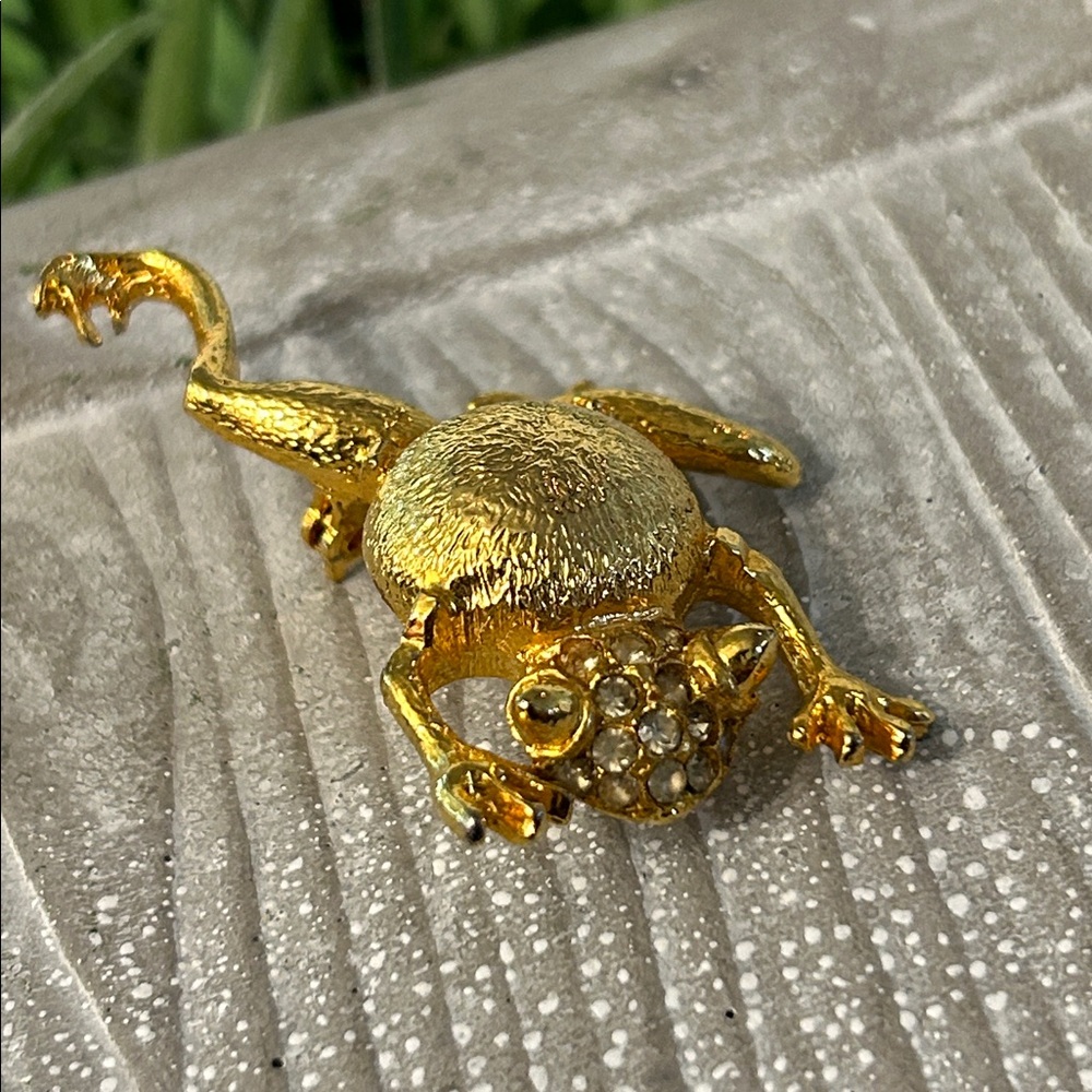 Vintage M Jent Textured Gold Tone Rhinestone Frog Brooch pin - Picture 10 of 13